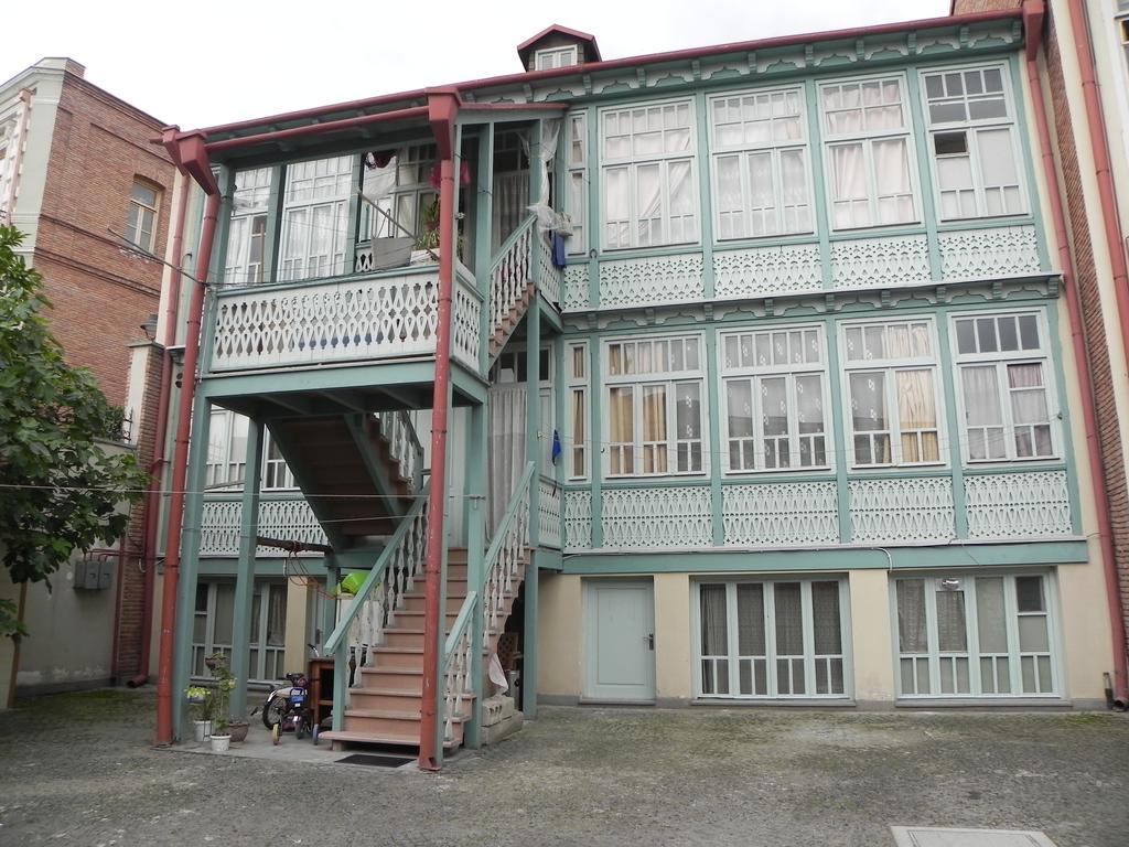 Old Yard Guest House 第比利斯 外观 照片