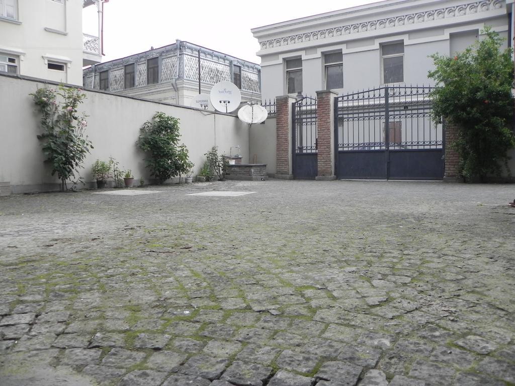 Old Yard Guest House 第比利斯 外观 照片