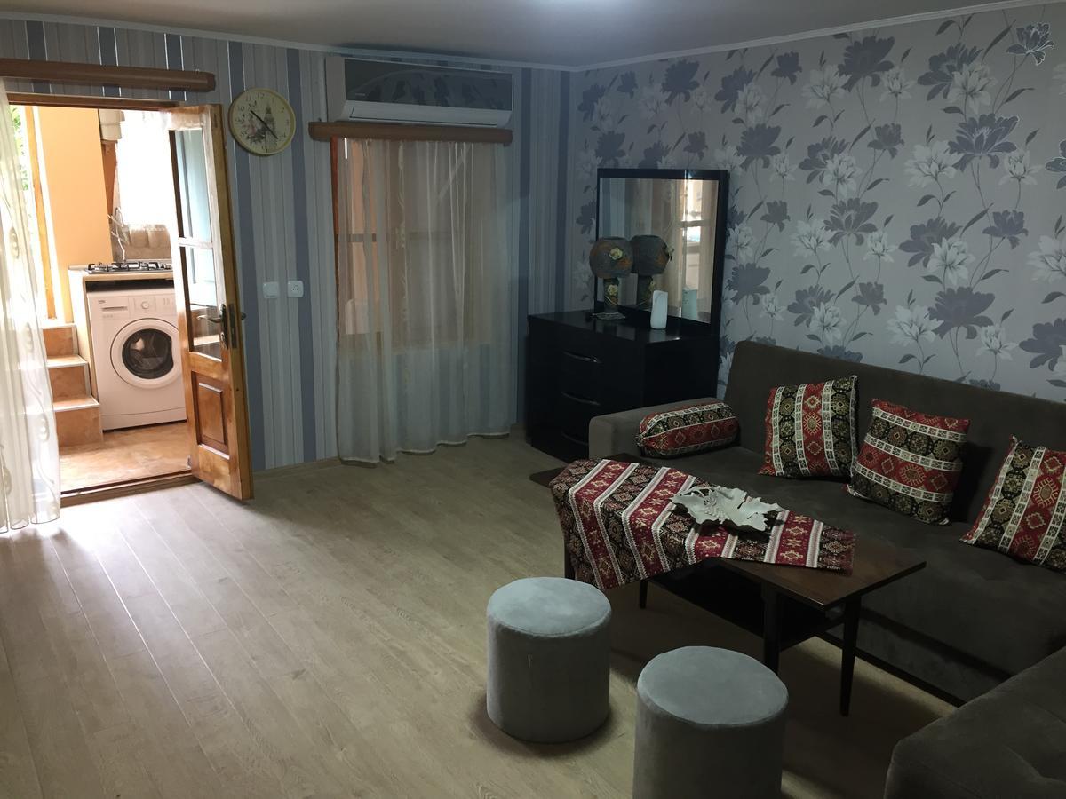 Old Yard Guest House 第比利斯 外观 照片